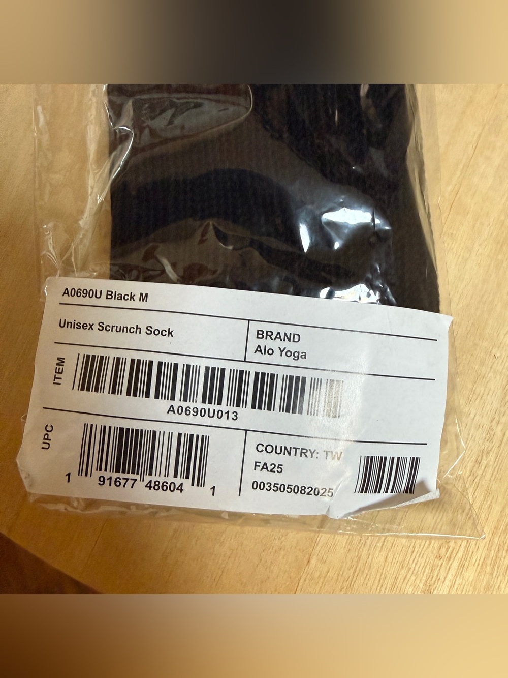NWT Alo Yoga Unisex Scrunch Sock Black Medium Ribbed Crew Slouchy Athleisure - Picture 4 of 9